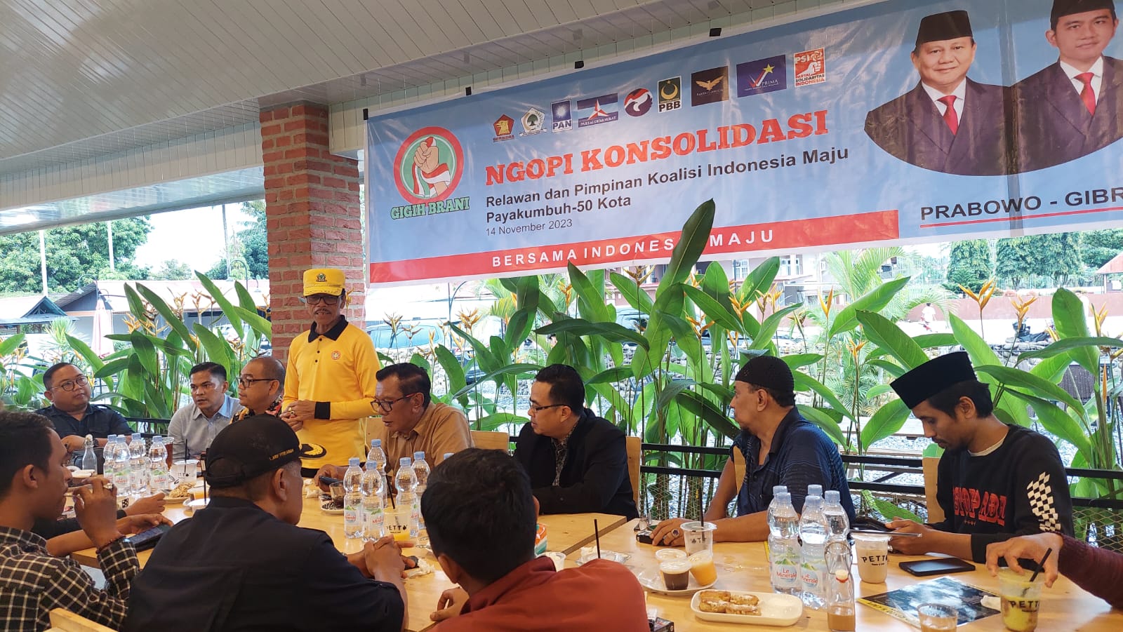 Relawan dan pimpinan koalisi Indonesia Maju Payakumbuh-50 Kota menggelar pertemuan, Selasa sore (14/11/2023) di Petto Cafe